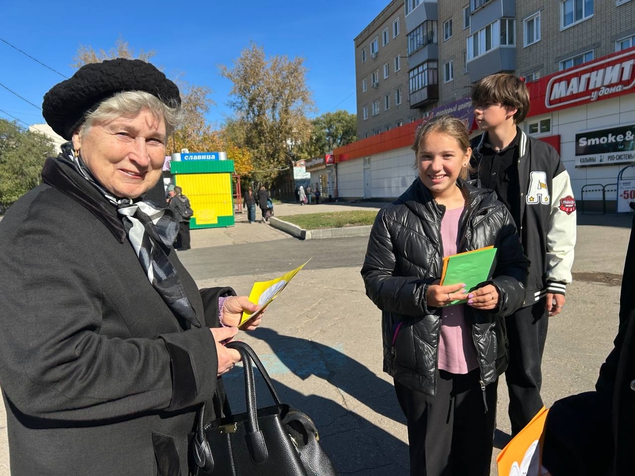Актив нашей школы поздравил пожилых людей!.